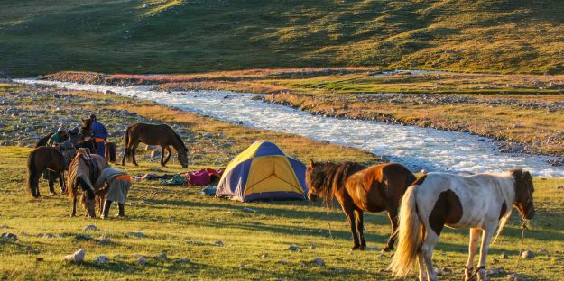 Kharkhiraa horse trekking